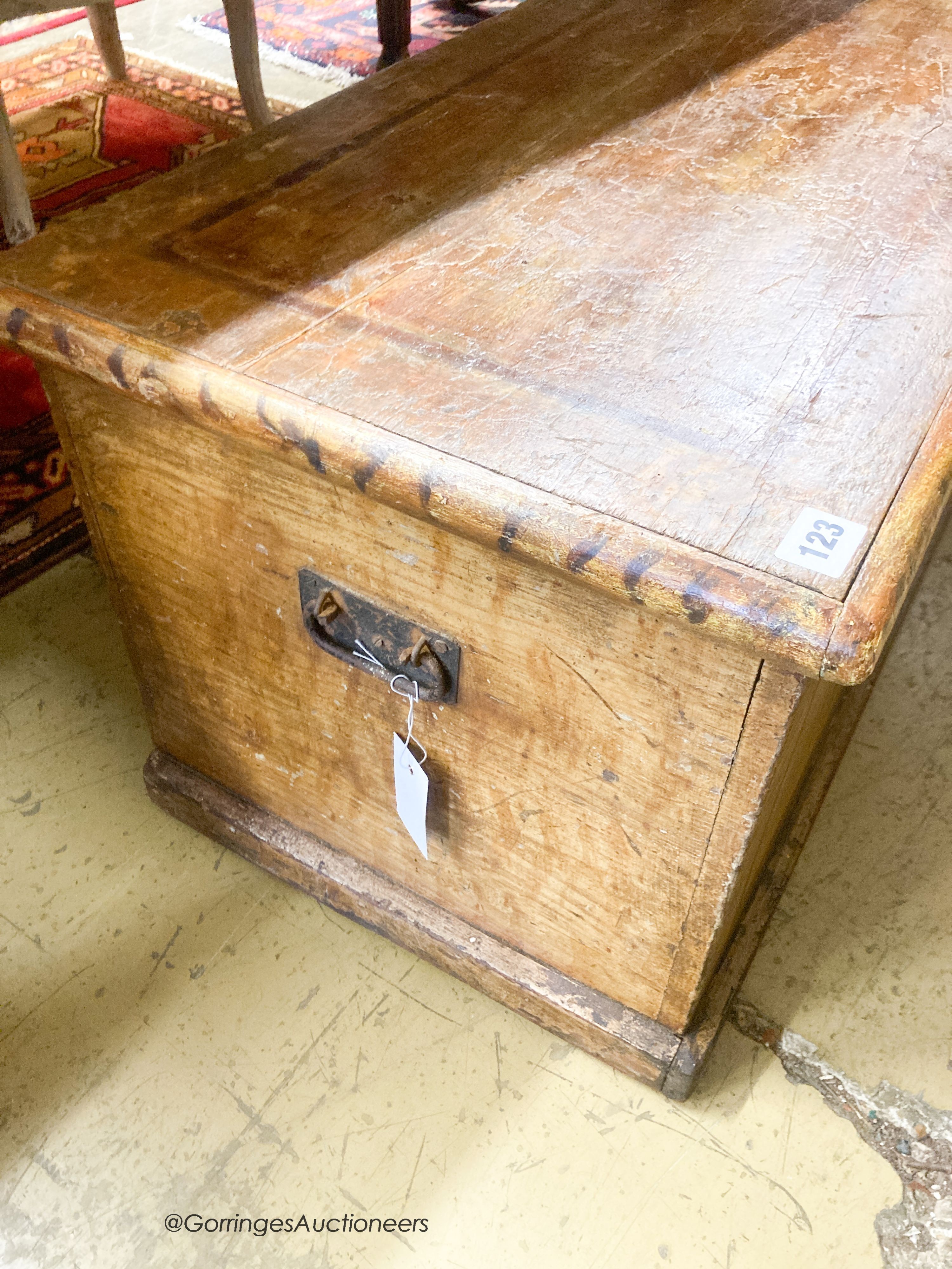 A Victorian grained pine trunk with painted grain, width 80cm, depth 41cm, height 39cm